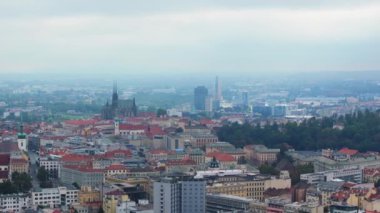 Çek Cumhuriyeti 'nin Brno kentinin havadan görünüşü, St. Peter ve Paul katedralini içerir. Bulutlar şehir manzarasının üzerinden geçiyor.
