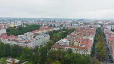 Çek Cumhuriyeti 'nin Brno kentindeki tarihi binaların üzerinde hareket eden kamera şehir planlarını, parkları ve bahçeleri gösteriyor.