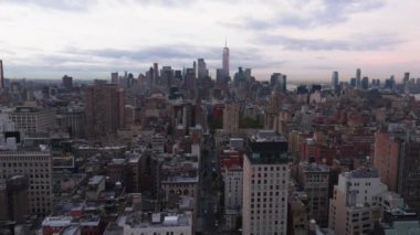 Gökdelenler, canlı caddeler ve alacakaranlıkta Hudson Nehri ile dolu canlı bir şehir olan One World Ticaret Merkezi 'nin yer aldığı Manhattan' ın alt kısımlarını hava görüntülemektedir..