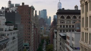 Greenwich Village 'ın pitoresk caddelerini ve tarihi binalarını gösteren hava manzaraları, arka plandaki etkileyici One World Trade Center' ı gözler önüne seriyor..