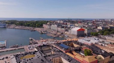 Finlandiya 'nın Helsinki kenti, Pazar Meydanı' nın turist ve yerel halkla dolu bu hava manzarasında aydınlık bir yaz gününde parlar..