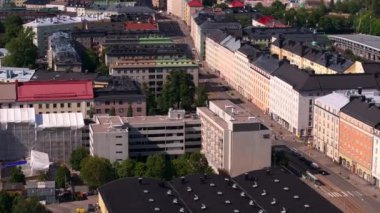 Helsinki, Finlandiya 'da kendine özgü mimarisi ve şehir planıyla yukarıdan gösterilmektedir. Çerçeveyi kesen ana yol boyunca arabalar sürüyor..