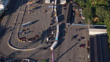 Hava görüntülerine göre Finlandiya 'nın Turkus limanında güneşli bir yaz sabahı feribota binmek üzere bekleyen tırlar canlı ulaşım ve lojistik faaliyetlerini vurguluyor..