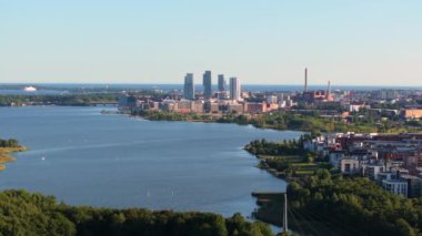 Havadan bakıldığında Helsinkis, Finlandiya 'da güneşli bir yaz gününde açık mavi gökyüzünün altında canlı limanı ve şehri aydınlatan modern gökdelenler görülüyor..