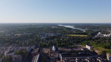 Turku, Finlandiya 'nın en eski şehri, dalgalı Aura Nehri' ni ve parlak mavi gökyüzünün altındaki canlı yeşilliği gösteren bir hava manzarası sunar..