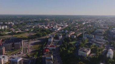 Finlandiya 'nın Turku kentsel gelişim ve yeşil alanların karışımını gösteren hava manzarası. Kamera bu tarihi şehrin özünü yakalamak için şehir boyunca sorunsuz bir şekilde hareket ediyor..