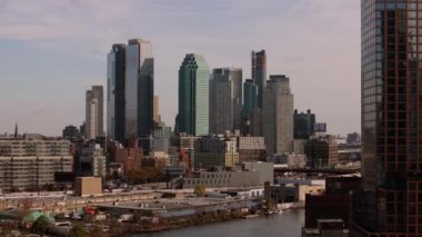 Queens borough 'daki kameralar Long Island City' nin ve Hudson Nehri 'nin finans bölgesindeki binaları ve gökdelenleri gösteriyor..