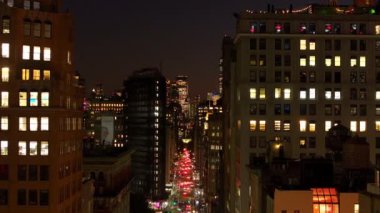 Manhattan 'ın aşağısında, New York caddesinde trafik ve konut binalarını gösteren kameralar var. Arabalar aşağıdaki caddelerde, aydınlatıcı çevrede sürüyorlar..