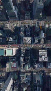 Dikey manzara, Manhattan, New York 'un nefes kesici sokaklarını yavaş çekimde, gökdelenleri ve sokakları hava perspektifinden gösteriyor..