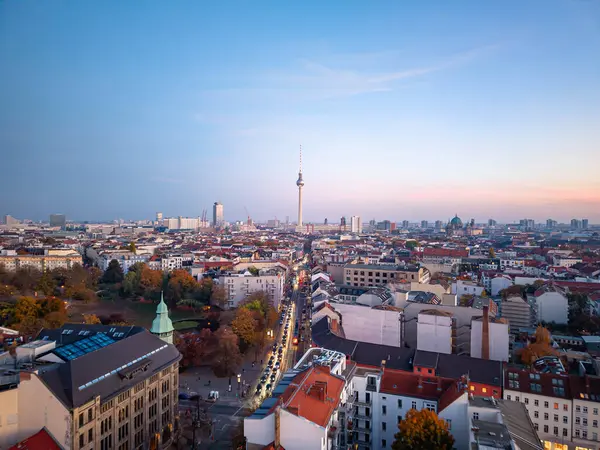 Berlin 'in sonbaharda gökyüzü manzarası, ikonik Fernsehturm televizyon kulesi, binalar ve bir park ile çevrili, Berliner Dom uzaktan görülebilir.