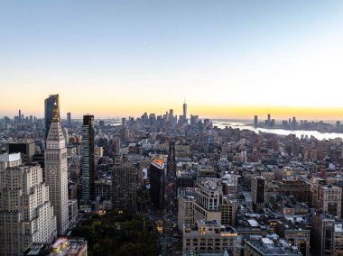 Flatiron Bölgesi, Madison Bulvarı 'ndaki Metropolitan Yaşam Kulesi ve Manhattan gökdelenleri ve New York' taki kentsel yoğunluğa sahiptir..