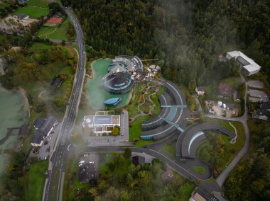 Fuschl am, Avusturya 'daki Kızıl Boğa karargahının hava manzarası sisli bir atmosferle, motor sporları pistini ve çevresini yakalıyor..