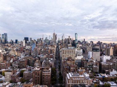 Manhattan şehir merkezinin nefes kesici hava manzarası, Empire State Binası ve Chrysler Binası gibi ikonik gökdelenler canlı bir kentsel yayılımın ortasında..