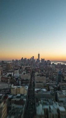 Manhattan, New York 'ta Flatiron Bölgesi' nin dikey hiperaktifliği altın saatten alacakaranlığa dönüşüyor, ikonik gökdelenleri geniş bir hava manzarası ile vurguluyor..