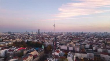 Alexanderplatz 'daki Fernsehturm' un gün batımında renk değiştirip, şehrin mimari zarafetini ve kentsel cazibesini sergilediği hava hipervanesi Berlin 'in ufuk çizgisini yakalıyor..