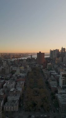 Manhattan, New York 'un İki Köprü Mahallesi' ndeki Christie Caddesi 'nin dikey hava görüntüsü. Parklar ve East River geçmişi var..