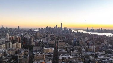 Manhattan, Lower East Side, Financial District ve New York 'taki One World Trade Center üzerinde hava hızı. Gün geceye dönerken ay gökyüzünde duruyor..