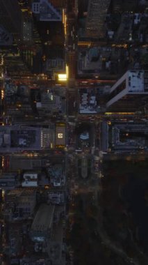 Hava görüntüleri, New York şehrinin canlı sokaklarında gece ağır çekimde akan trafiği yakalıyor. Aydınlatılmış binalar ve sokaklar dinamik bir kentsel atmosfer yaratıyor.