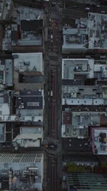 Manhattan şehir merkezinin dikey görüntüsü, New York caddesi. Sarı taksileri, trafiği ve binaları gösteren cadde..
