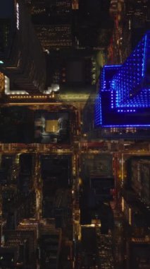 Kuşların bakış açısı Manhattan 'ın merkezini gece ağır çekimde yakalıyor. Gökdelenler ve hareketli caddeler dikey bir şekilde trafiğe gömülüp dinamik bir sahne yaratıyorlar..