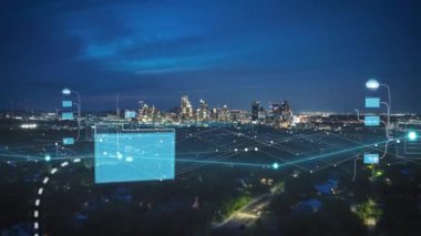 Günbatımında modern bir veri örtüsüyle Amerikan şehrinin ufuk çizgisi, dinamik bir zaman atlamasında yenilikçi veri görselleştirmesi ve bilgi grafiklerinin yer aldığı.