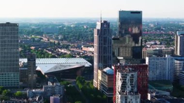 Gökyüzü altındaki yüksek binalar ve modern mimariyle Rotterdam şehir manzarası kentsel gelişimi ve çağdaş tasarımı gözler önüne seriyor..