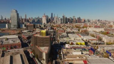 Hava görüntüleri Williamsburg 'da bir sokak trafiğini yakalıyor, canlı Brooklyn sahnesi ve New York şehrinin dinamik yaşamını gözler önüne seriyor.