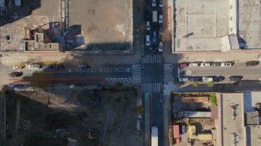 Williamsburg Brooklyn rıhtımının havadan görünüşü ön planda büyük bir kırmızı tuğla bina ve arka planda Doğu Nehri ve Manhattan..