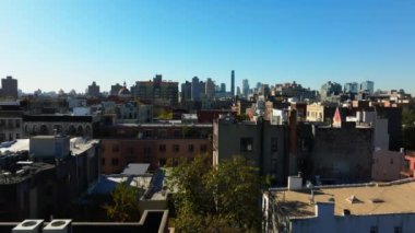 Brooklyn 'deki bir New York şehrinin çatılarının havadan görüntüsü. Şehir manzarası boyunca kameralar düzgün çalışıyor, alçak binaların çatılarını gösteriyor..