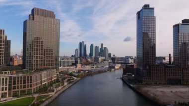 Modern yüksek binalar New York, Queens 'te hızla gelişen bir mahalle olan Long Island City' nin bu hava manzarasında Doğu Nehri kıyısı boyunca uzanır..