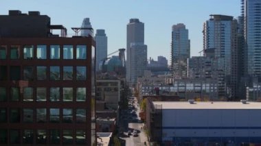 Brooklyn 'deki sanayi binalarının ve depoların çatılarında kamera görüntüsü var. Manhattan silueti uzaktan görülebilir..