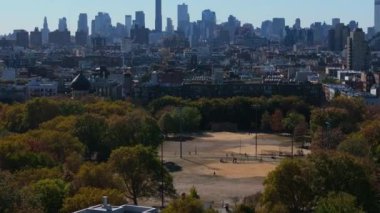 Sonbaharda Brooklyn Tepeleri üzerindeki hava manzarası arka planda Manhattan ufuk çizgisini düşürüyor ve canlı bir şehir atmosferi yaratıyor..