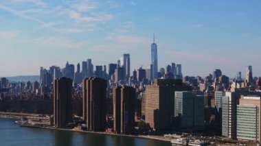 Waterside Plaza konut ve iş kompleksi Manhattan 'ın Kips Körfezi bölümünde East River' ın önünde, One World Trade Center arka planda dimdik ayakta duruyor..