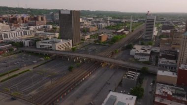 Birmingham, ABD 'nin hava manzarası, alacakaranlıkta demiryolu sistemi. Uzun binalar, otoyol trafiği ve şehir manzarası. Şehir manzarasında sakin bir akşam ortamı.