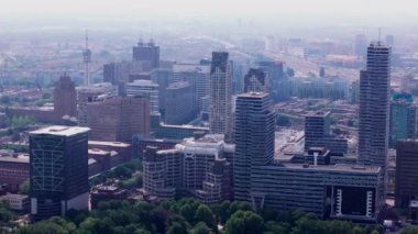 Yeni Babil iş merkezi, şehir manzarası ve yeşillik de dahil olmak üzere gökdelenleri olan Hagues modern gökdelenlerinin hava manzarası..