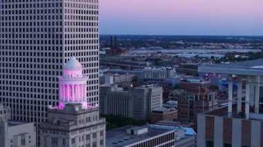 Akşam karanlığında New Orleans şehir merkezinin havadan görünüşü, Hibernia Bank Binası canlı bir günbatımına karşı kurulmuştur. Kentsel, şehir manzarası veya seyahat temaları.