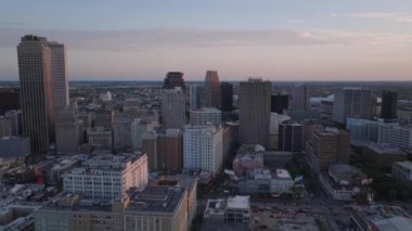 Günbatımında New Orleans şehir merkezinin gökyüzü manzarası modern mimariyi ve canlı renkleri gözler önüne seriyor. Kentsel, seyahat ve emlak temaları için mükemmel.