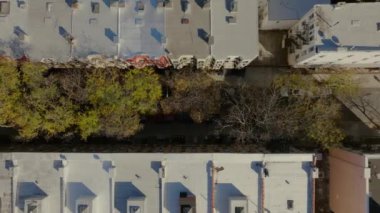 Hava görüntüleri, Brooklyn, New York 'taki renkli tuğlalı evlerin canlı arka bahçelerini yakalıyor. Mahallenin kendine özgü mimarisini ve kentsel manzarasını gözler önüne seriyor..