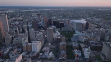 Günbatımında New Orleans 'ın çarpıcı hava manzarası, şehrin ufuk çizgisini ve şehir manzarasını vurguluyor. Büyük bir Amerikan şehrinde şehir ve seyahat teması.