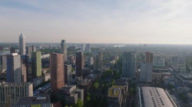 Gökyüzünden yükselen Rotterdam 'lar, şehrin yeni bir günü kucakladığı modern binalar, sokaklar ve yeşilliklerle kaplanıyorlar..