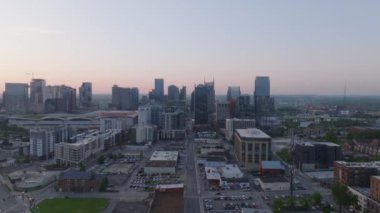 Günbatımında Nashville 'in havadan görünüşü, modern cam gökdelenleri ve alçak binaları ile şehir silüeti akşam yaklaştıkça gitgide kararıyor..