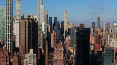 Manhattan Yukarı Doğu Yakası klasik ve modern yerleşim ve kurumsal gökdelenlerden oluşan nefes kesici bir gökdeleni gözler önüne seriyor..