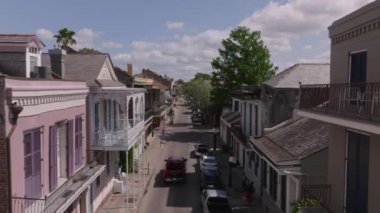 New Orleans Fransız Mahallesi 'nin büyüleyici caddeleri, tarihi mimari, canlı renkler ve yemyeşil bir minibüs caddede yürürken sergileniyor..