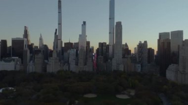 Central Park 'taki kamera görüntülerine göre Manhattan' ın göbeğinde gün batımında güneş ikonik şehrin üzerinde batarken canlı bir renk karışımı sergiliyor..