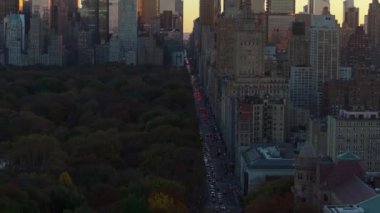 Central Park 'ın havadan görünüşü ve Manhattan' ın yukarı batı yakası, New York. Arabalar Central Park boyunca San Remo 'nun batısında ilerliyor..