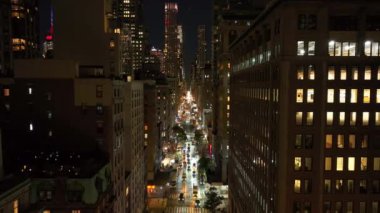 Geceleri New York 'un Yukarı Doğu Yakası' ndaki Park Avenue 'da hava görüntüleri görülüyor. Arabalar lüks apartmanlarla süslenmiş caddeler boyunca hareket ederler..