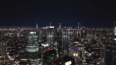 Gece Long Island City ve Midtown Manhattan 'ı kapsayan hava görüntülerinde Queens ilçesindeki parlayan gökdelenler ve kurumsal gökdelenler sergileniyor..