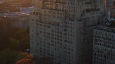 Günbatımı, Beresford 'daki lüks apartmanın gölgelerini Central Park ve Manhattan' daki Yukarı Batı Yakası 'nda sergiliyor..