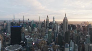 Manhattan şehir merkezindeki gökdelenleri aydınlatan gün doğumu, canlı bir şehir manzarasının ortasında ikonik Empire State Binası 'nı gözler önüne seriyor..