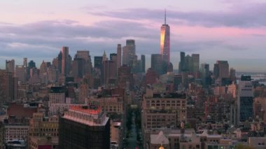 Gün batımında Manhattan 'ın canlı gökdelenlerini ve şehir mimarisini dramatik bir gökyüzüyle görüntülemek..